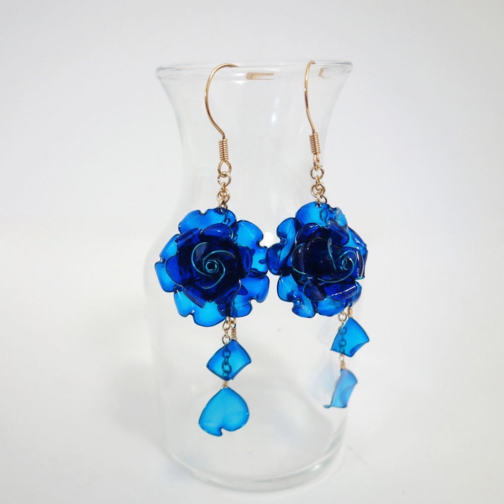 青いバラの耳飾り